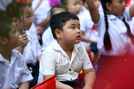 Danh hai Xuan Bac dua con trai di khai giang-Hinh-4